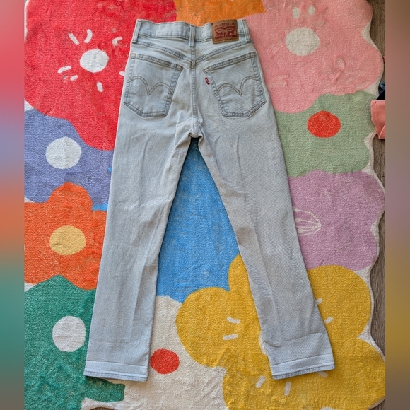 🖤 Levi's Light Blue Distressed Mom Jeans - Picture 2 of 4